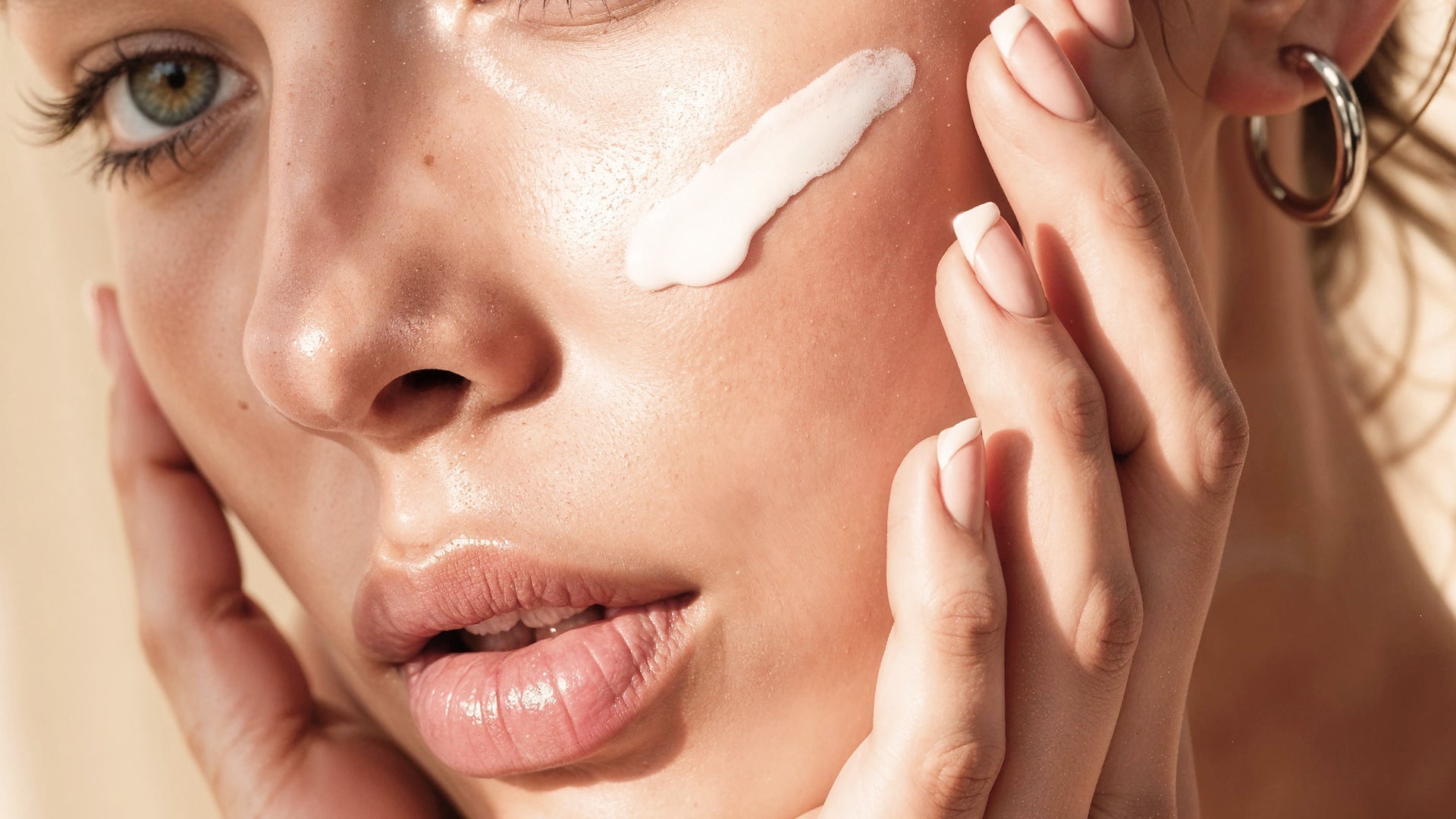 Renkli Güneş Kremi Nedir, Renkli Güneş Kreminin Cilde Faydaları