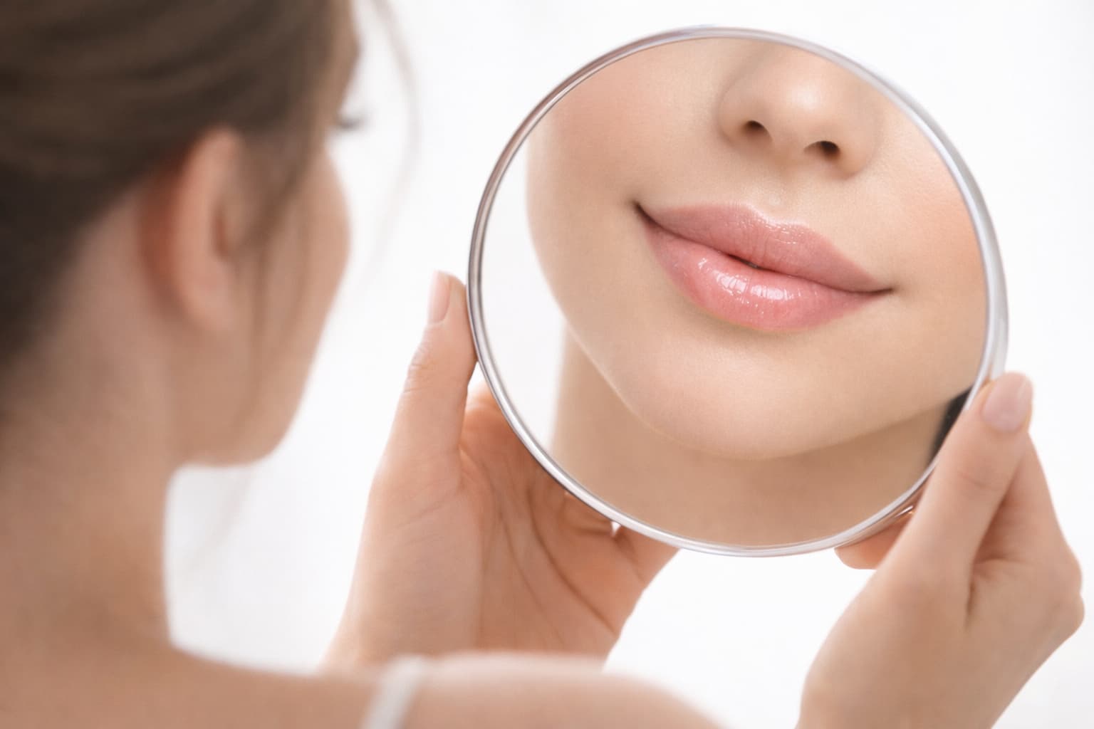 Çatlayan Dudaklara Çözüm: Dolgun ve Pürüzsüz Dudaklar İçin Bakım Sırları